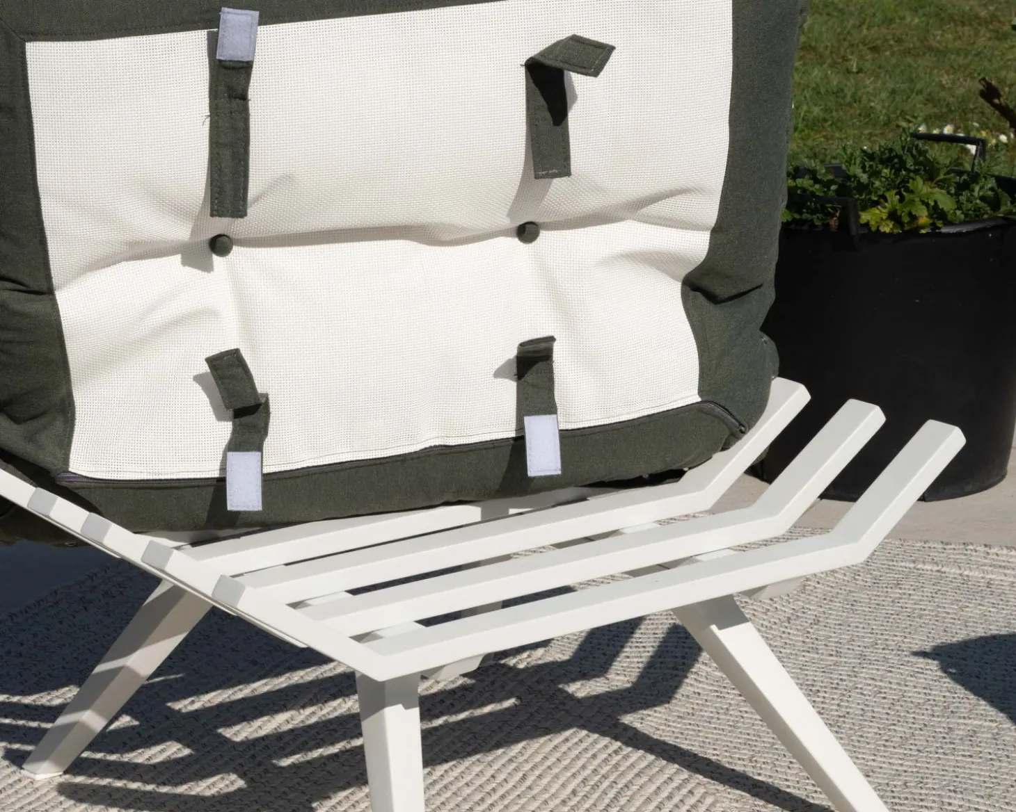 Fauteuil de jardin ultra confort en tissu vert kaki avec repose pieds modulaire "Lisca"