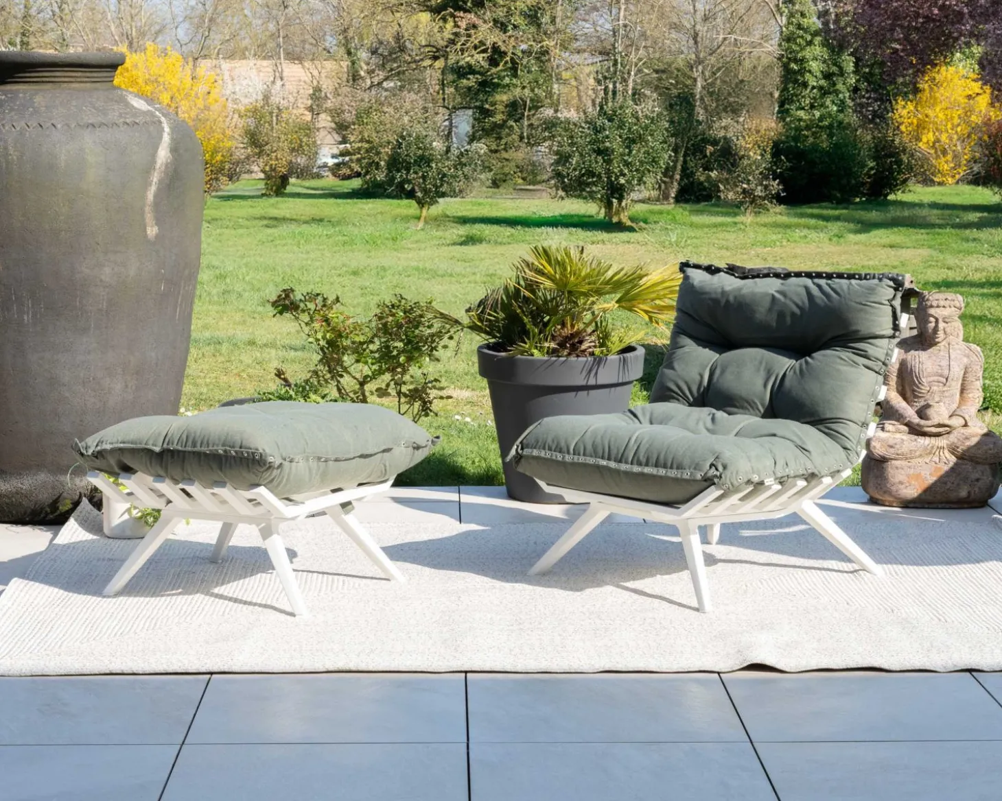 Fauteuil de jardin ultra confort en tissu vert kaki avec repose pieds modulaire "Lisca"