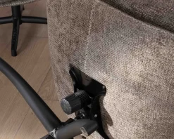 Fauteuil pivotant esprit rétro avec pouf en tissu microfibre coloris havane 