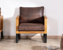 Fauteuil style club en teck et tissu aspect cuir 