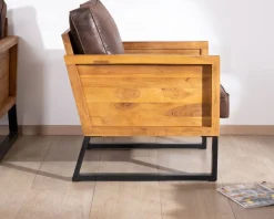 Fauteuil style club en teck et tissu aspect cuir 