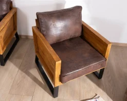 Fauteuil style club en teck et tissu aspect cuir 