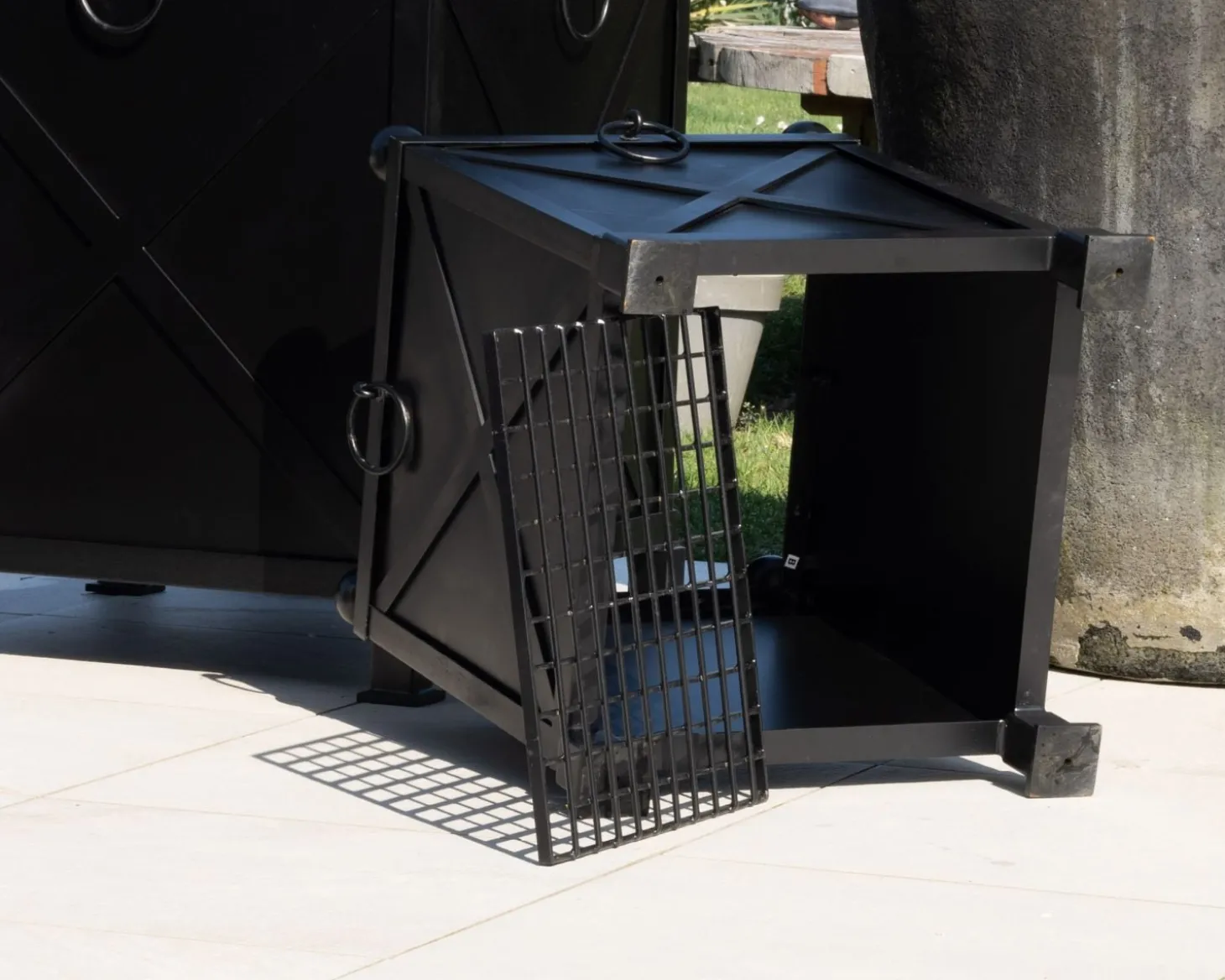 Grand bac cache pot décoratif 65 cm en métal noir "Gardénia"