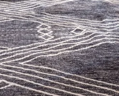 Grand tapis ethnique noir motifs brodés blancs 