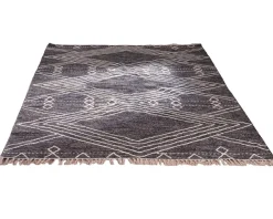 Grand tapis ethnique noir motifs brodés blancs 