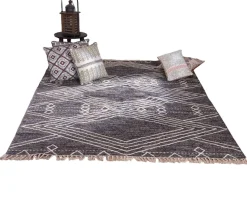 Grand tapis ethnique noir motifs brodés blancs 