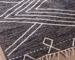 Grand tapis ethnique noir motifs brodés blancs 