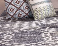 Grand tapis ethnique noir motifs brodés blancs 
