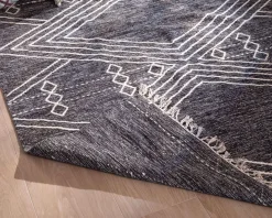 Grand tapis ethnique noir motifs brodés blancs 