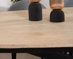 Grande table de repas 300cm manguier massif finition sablée bords biseautés noirs et pieds étoile 