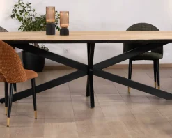 Grande table de repas 300cm manguier massif finition sablée bords biseautés noirs et pieds étoile 