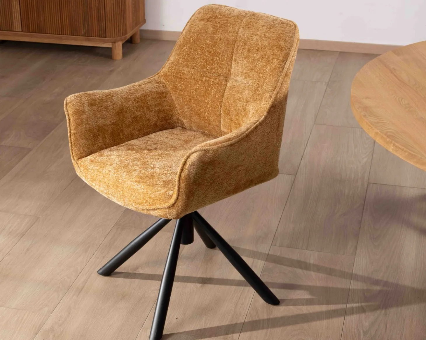 Lot de 2 chaises avec accoudoirs en tissu jaune et pied métal pivotant "Ewing"