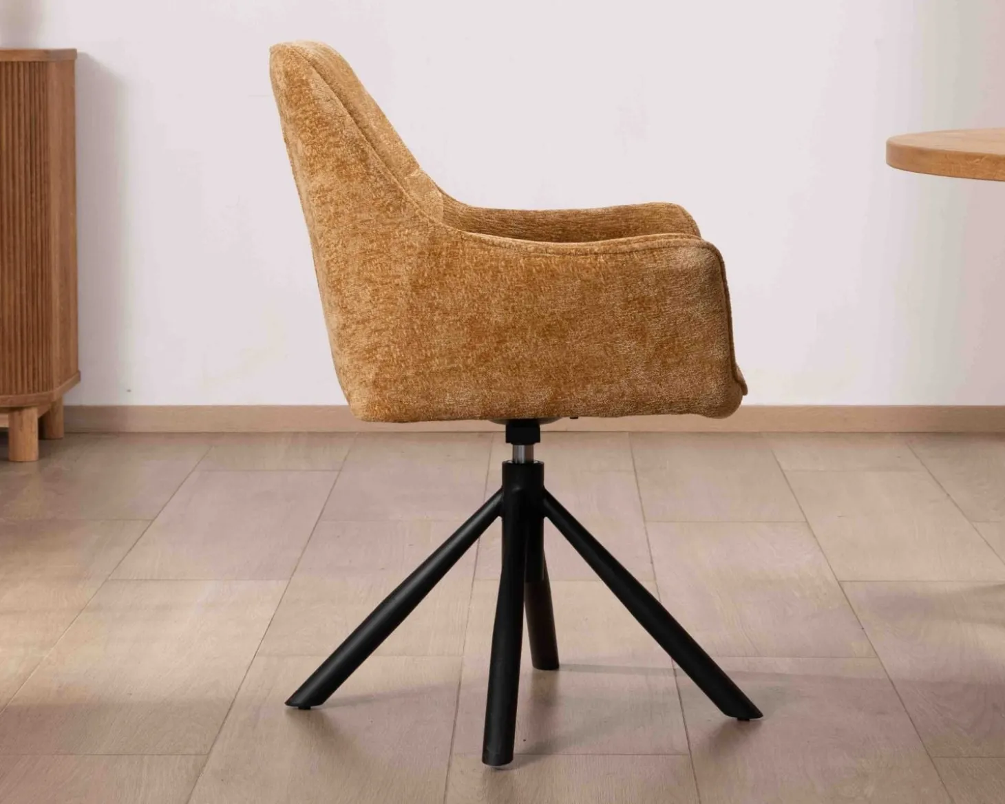 Lot de 2 chaises avec accoudoirs en tissu jaune et pied métal pivotant "Ewing"