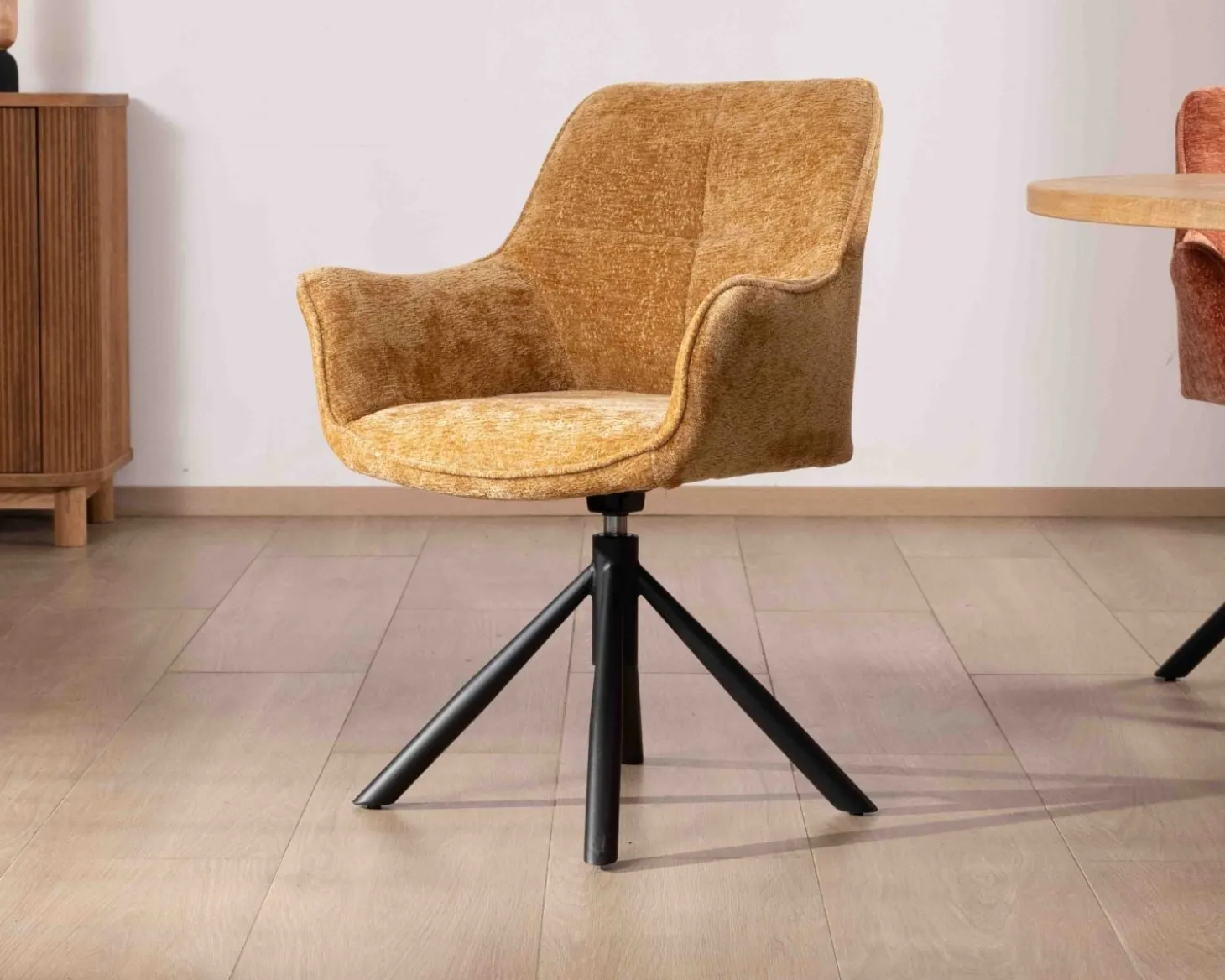 Lot de 2 chaises avec accoudoirs en tissu jaune et pied métal pivotant "Ewing"