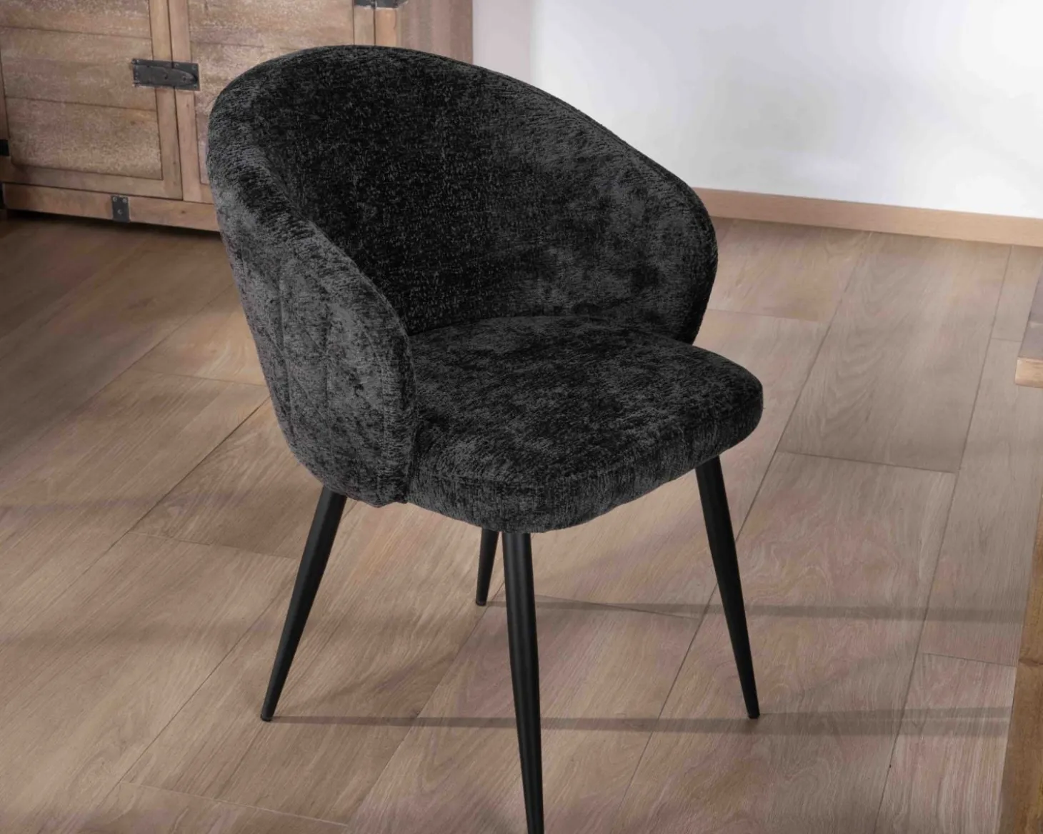 Lot de 2 chaises contemporaines et enveloppantes en tissu noir "Kandy"