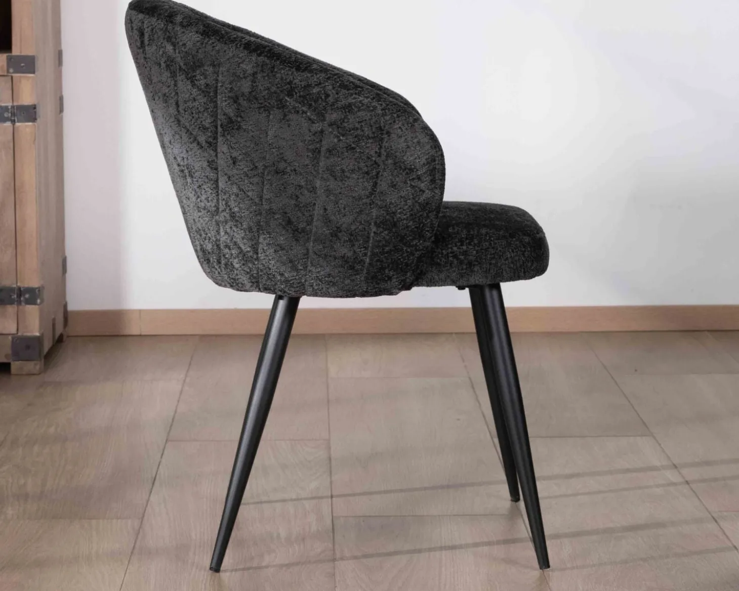 Lot de 2 chaises contemporaines et enveloppantes en tissu noir "Kandy"
