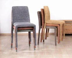 Lot de 4 chaises de repas empilables avec habillage intégral "Otto" en tissu tramé rouge