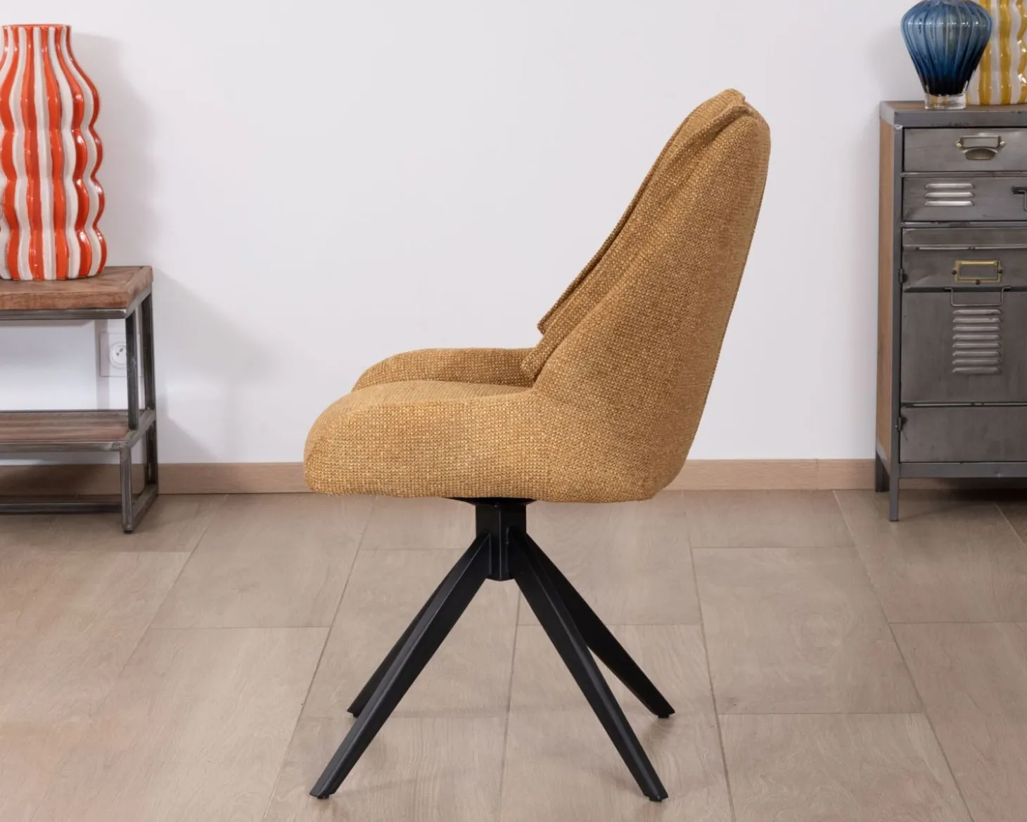 Lot de 2 chaises de repas pivotantes et matelassée en tissu moutarde "Webber"