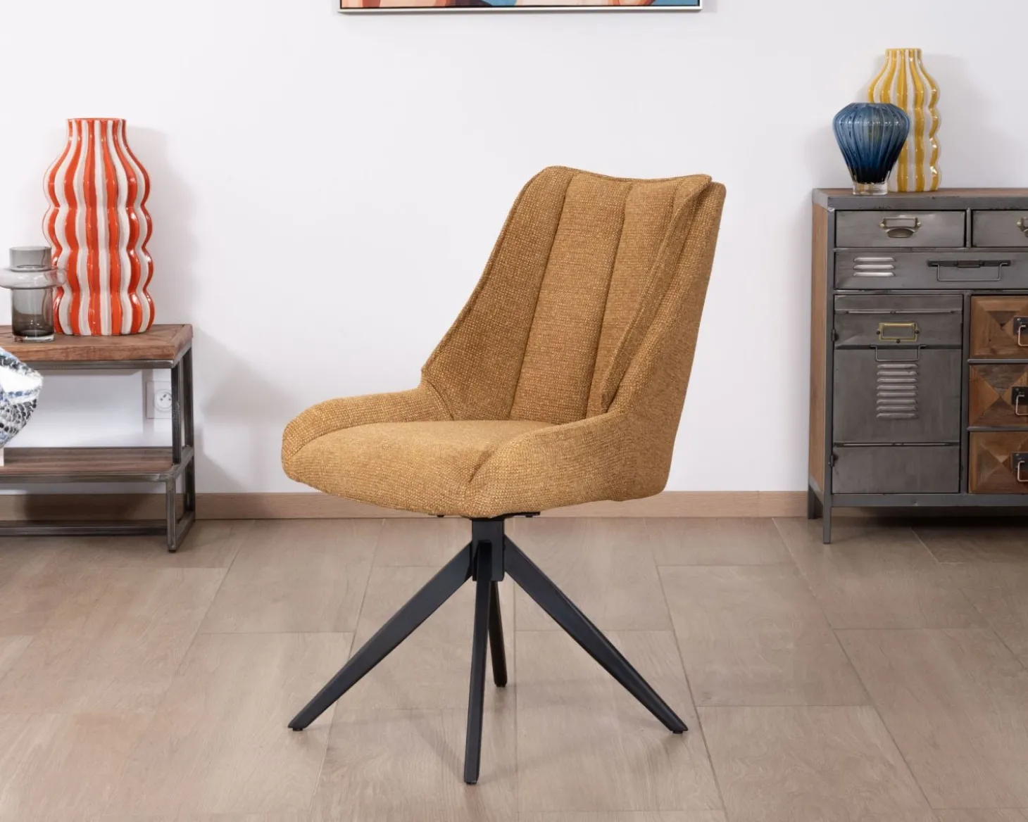Lot de 2 chaises de repas pivotantes et matelassée en tissu moutarde "Webber"