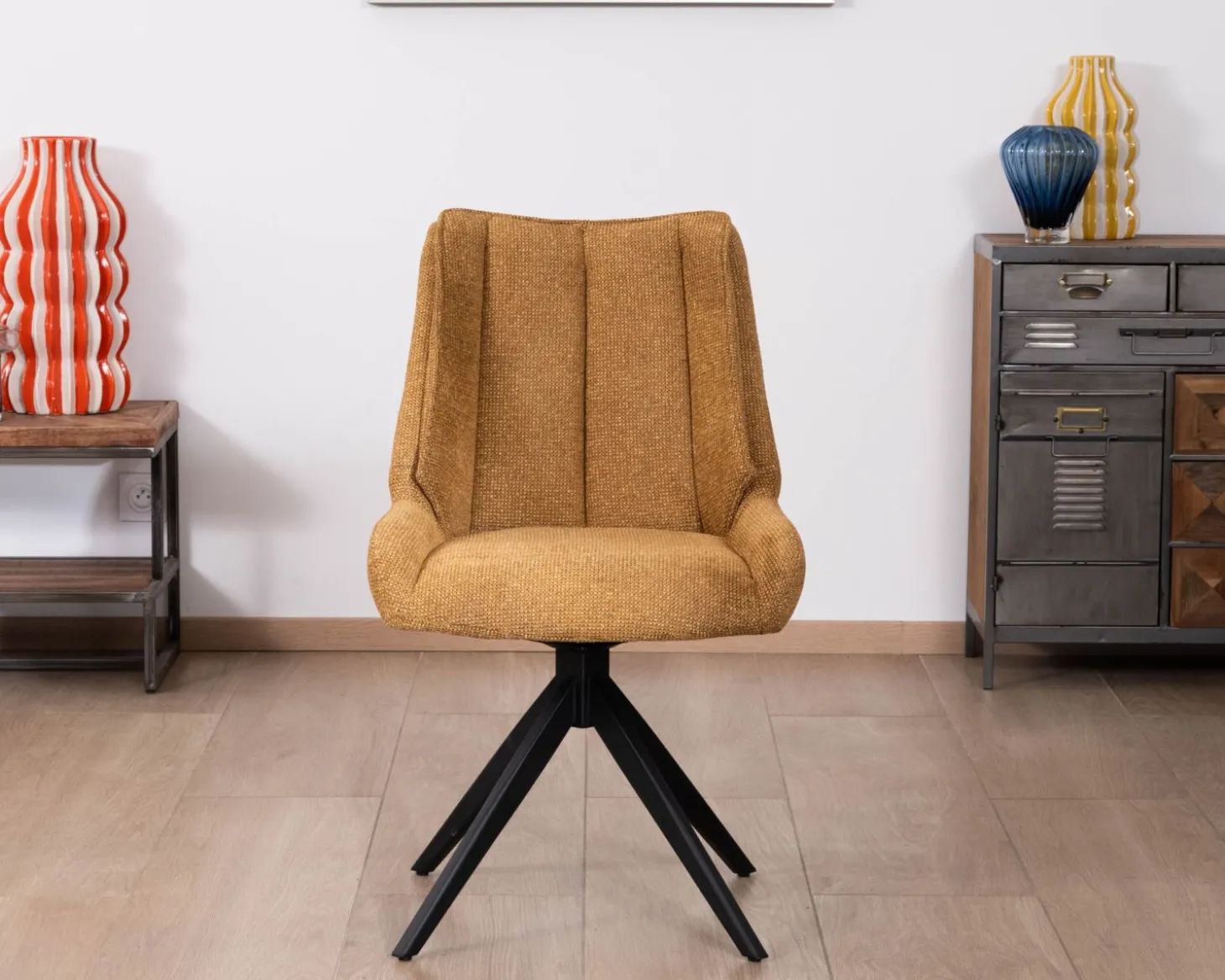 Lot de 2 chaises de repas pivotantes et matelassée en tissu moutarde "Webber"