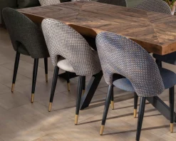 Lot de 2 chaises en tissu taupe et pieds métal laqué noir 