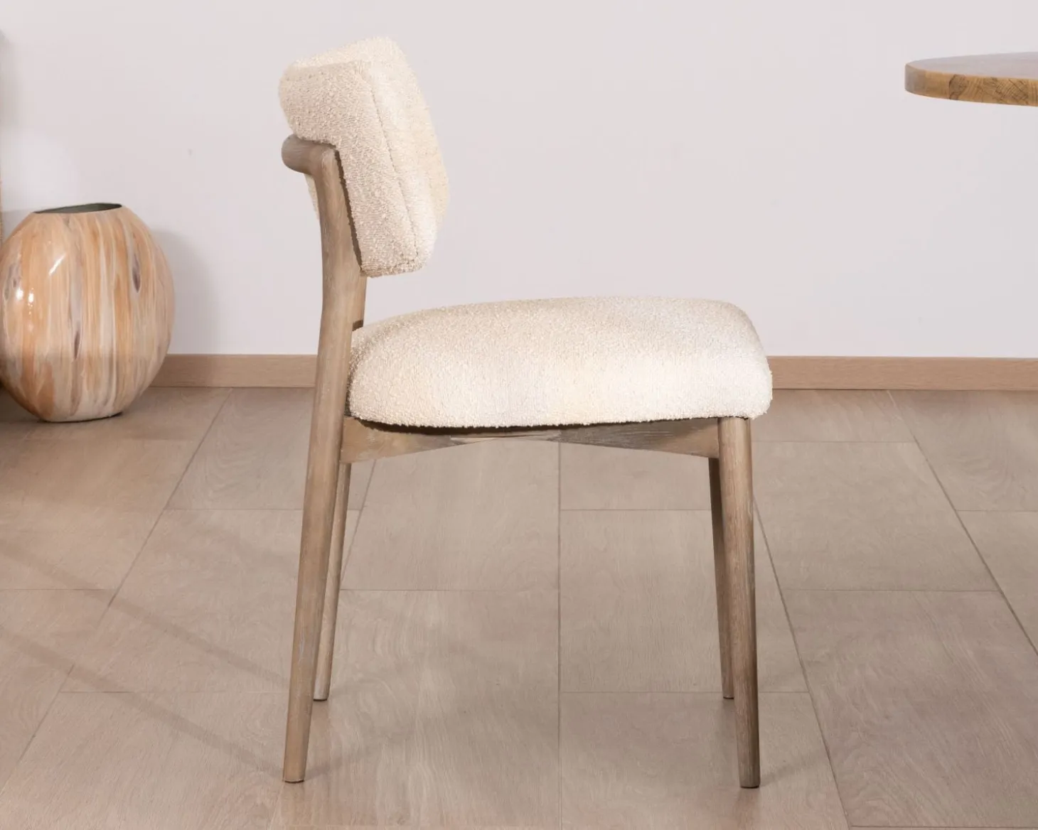 Lot de 2 chaises scandinaves en bois grisé et tissu bouclettes beige "Isadora"