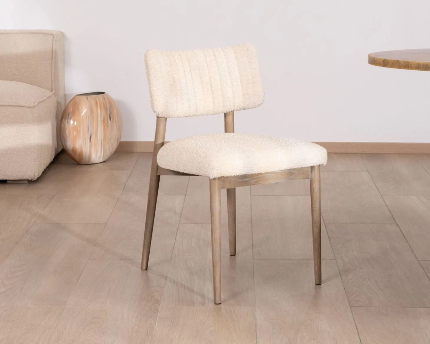 Lot de 2 chaises scandinaves en bois grisé et tissu bouclettes beige "Isadora"