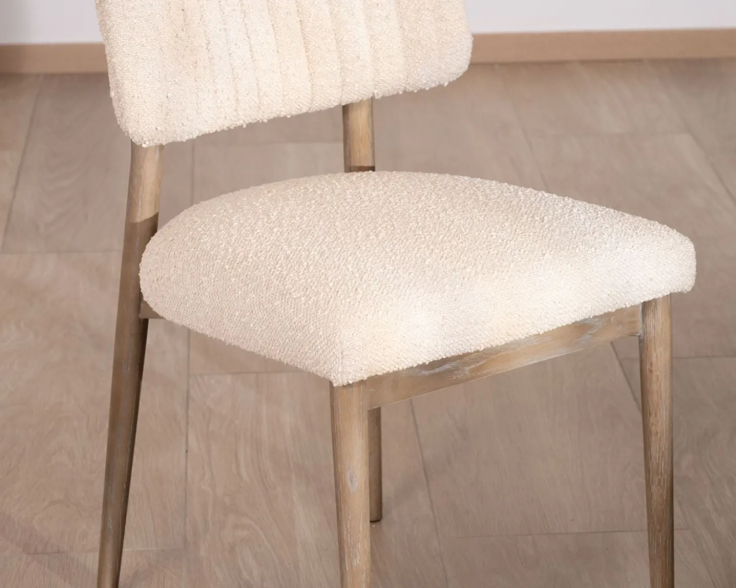 Lot de 2 chaises scandinaves en bois grisé et tissu bouclettes beige "Isadora"