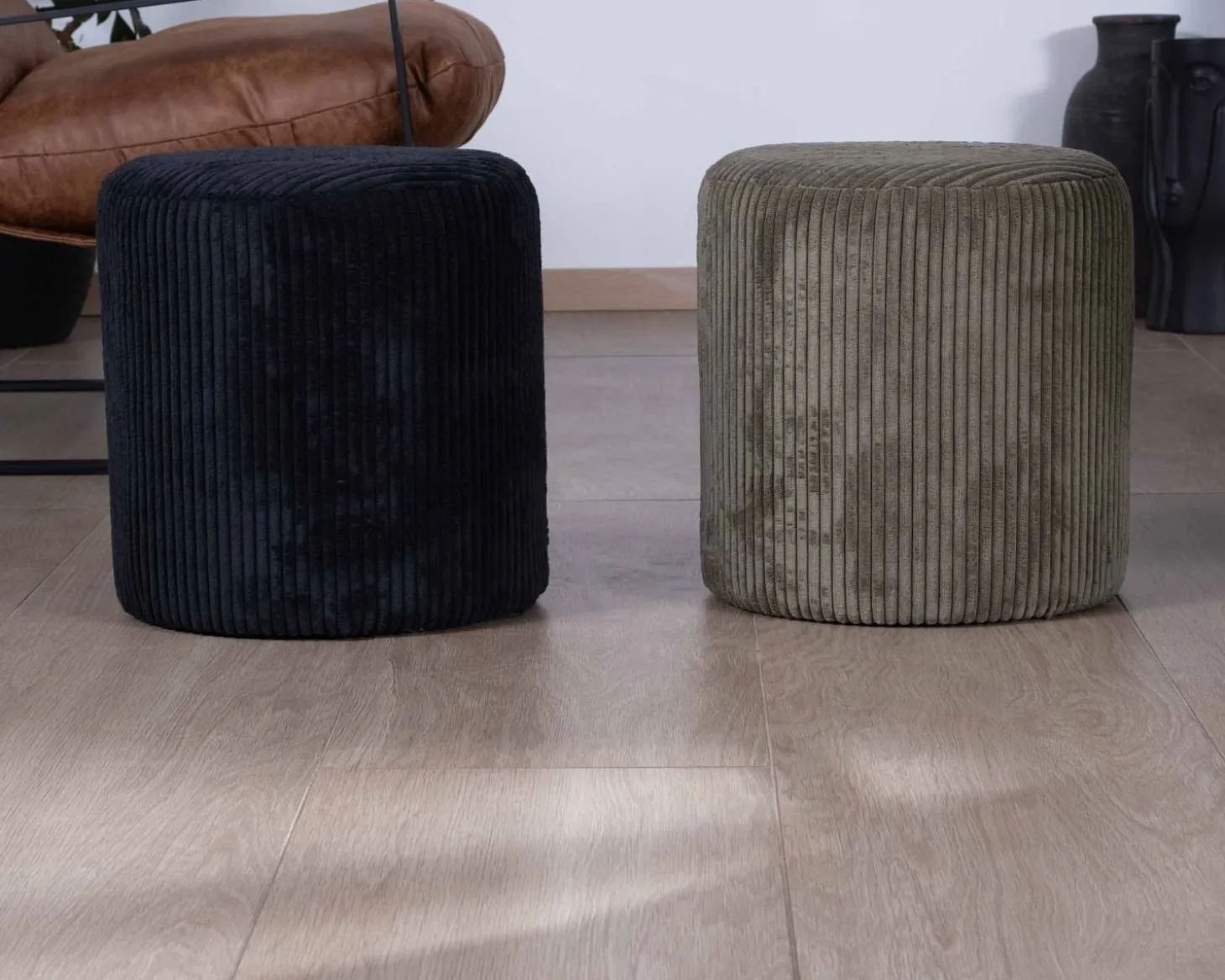 Lot de 2 petits poufs ronds en velours côtelé kaki "Snaw" diamètre 35 cm
