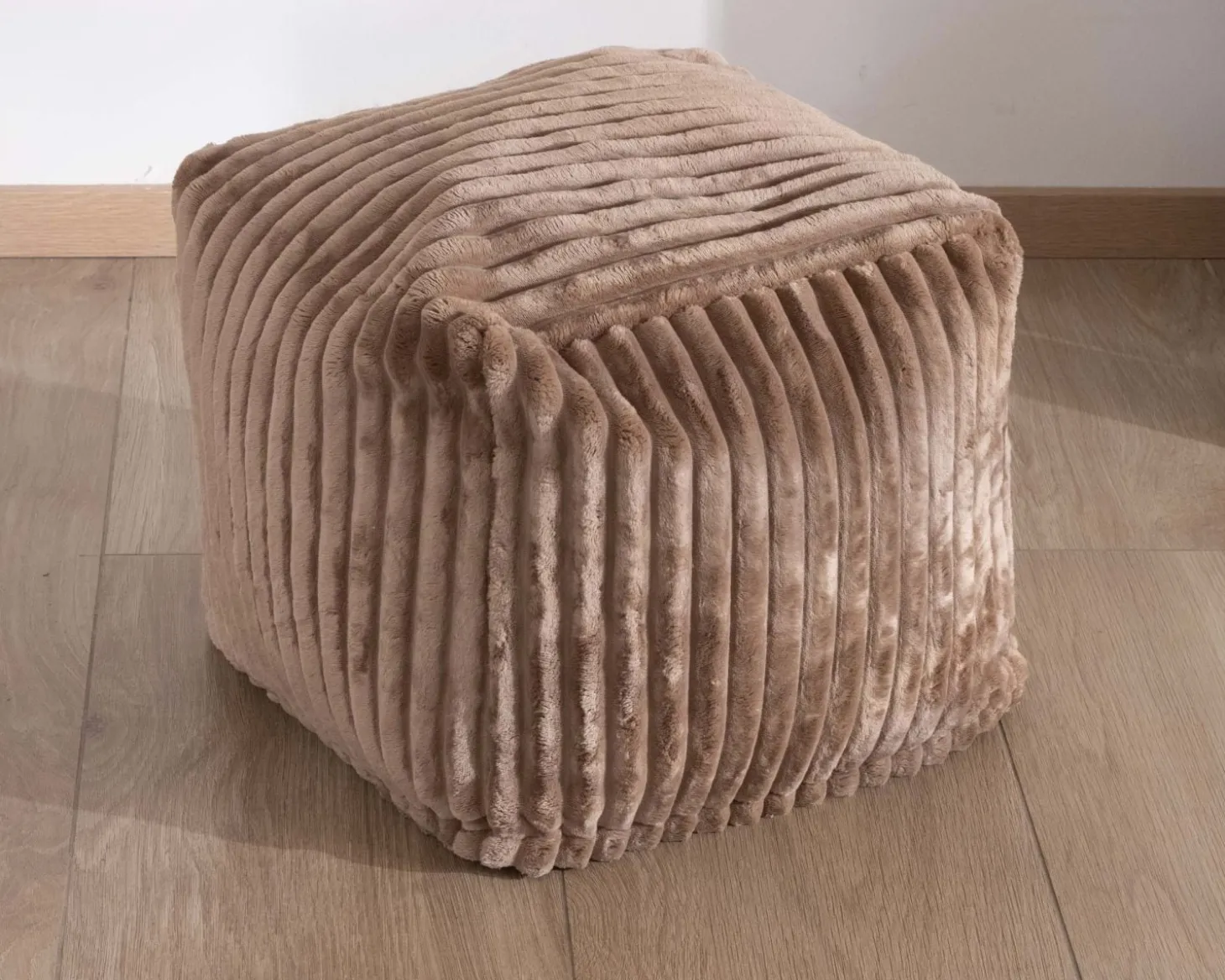 Petit pouf carré en velours camel "Lizard"