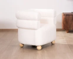 Petite chauffeuse en tissu bouclette blanc design 70's 