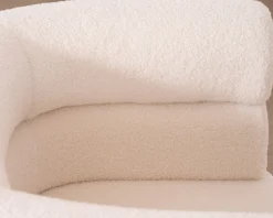 Petite chauffeuse en tissu bouclette blanc design 70's 