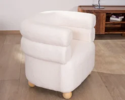 Petite chauffeuse en tissu bouclette blanc design 70's 