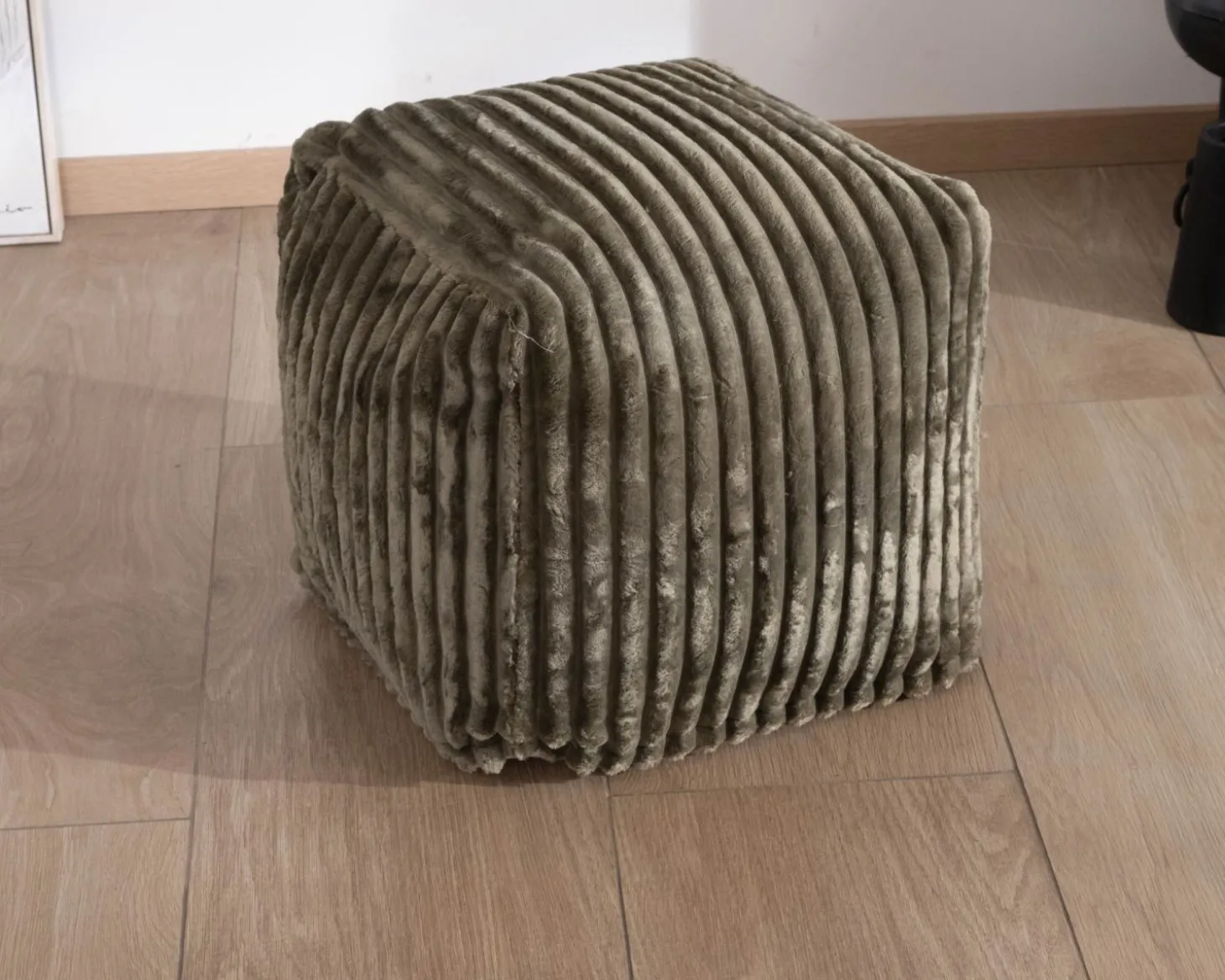 Pouf cubique en velours côtelé kaki "Lizard"