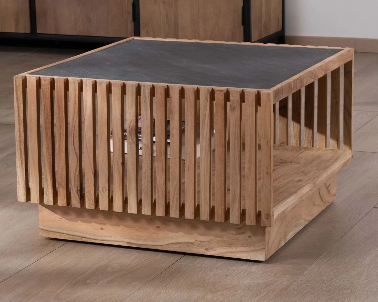 Table basse carrée avec plateau en placage pierre et structure bois ajourée "Pikto"