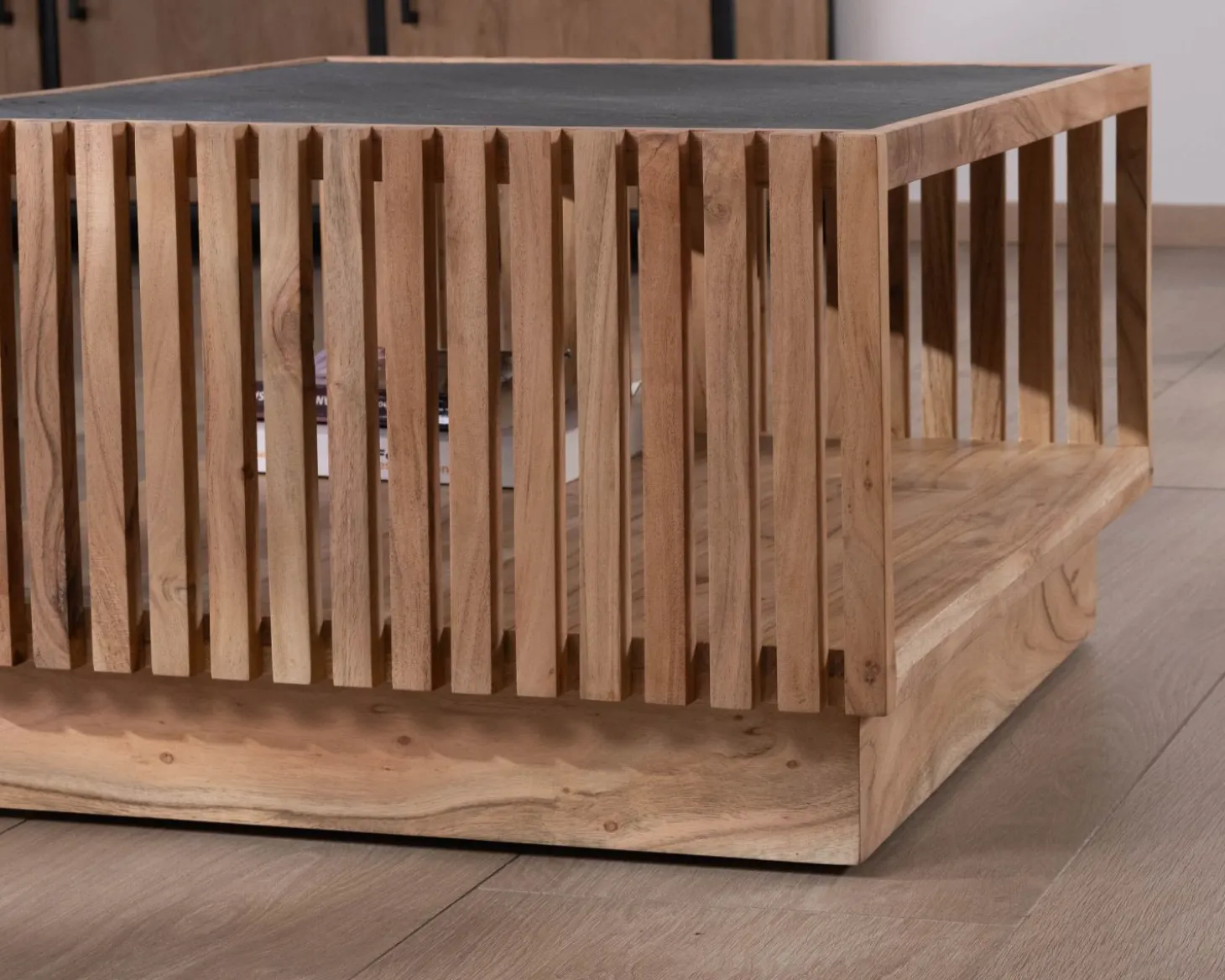 Table basse carrée avec plateau en placage pierre et structure bois ajourée "Pikto"