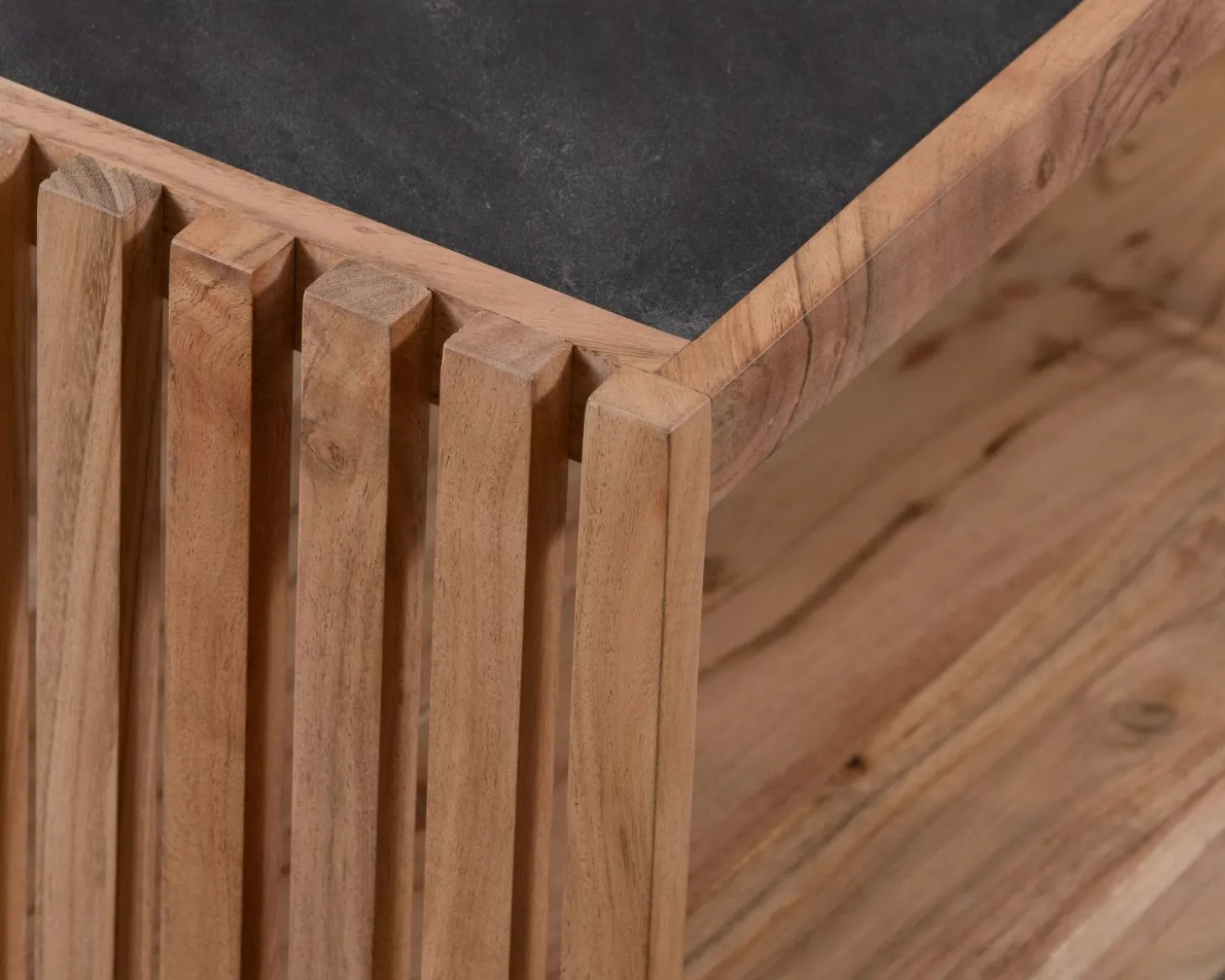Table basse carrée avec plateau en placage pierre et structure bois ajourée "Pikto"