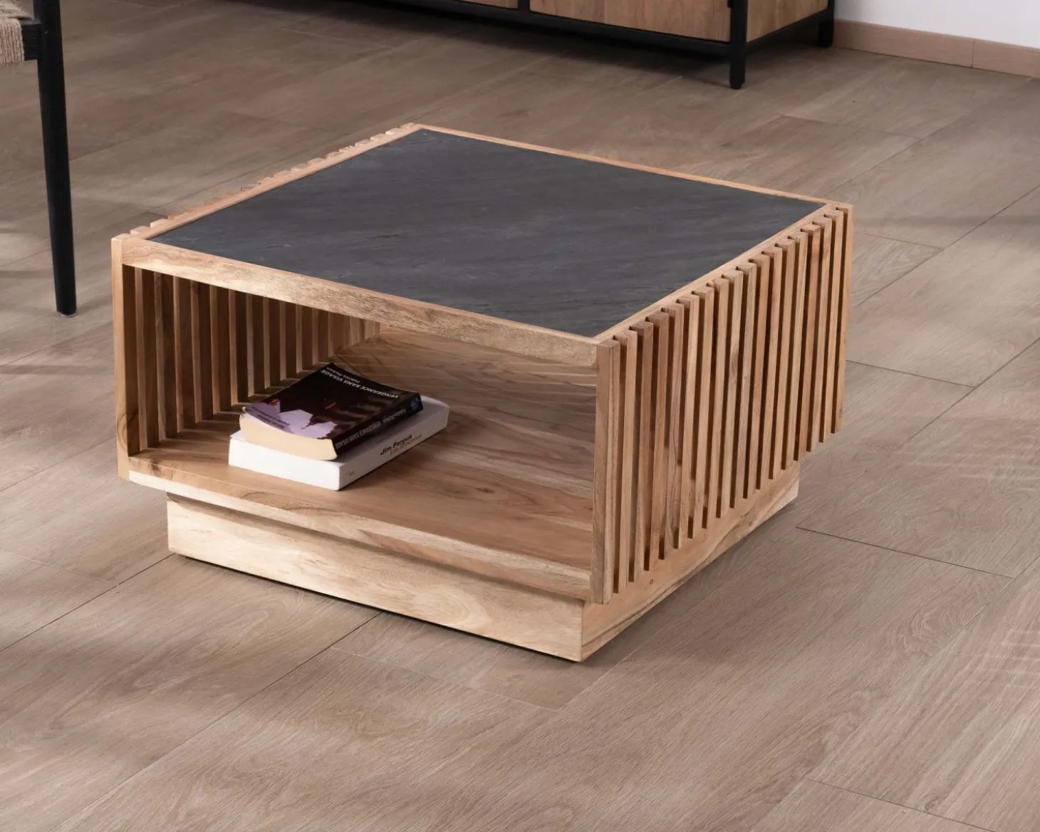 Table basse carrée avec plateau en placage pierre et structure bois ajourée "Pikto"