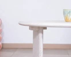 Table basse forme organique aspect terrazzo 