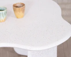 Table basse forme organique aspect terrazzo 