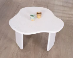 Table basse forme organique aspect terrazzo 