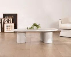 Table basse forme organique en micro-ciment teinté crème 