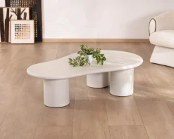 Table basse forme organique en micro-ciment teinté crème 