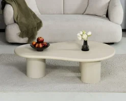 Table basse forme organique en micro-ciment teinté crème 