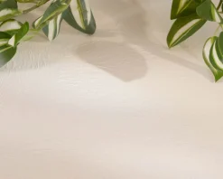 Table basse forme organique en micro-ciment teinté crème 