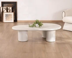 Table basse forme organique en micro-ciment teinté crème 