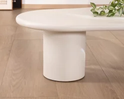 Table basse forme organique en micro-ciment teinté crème 