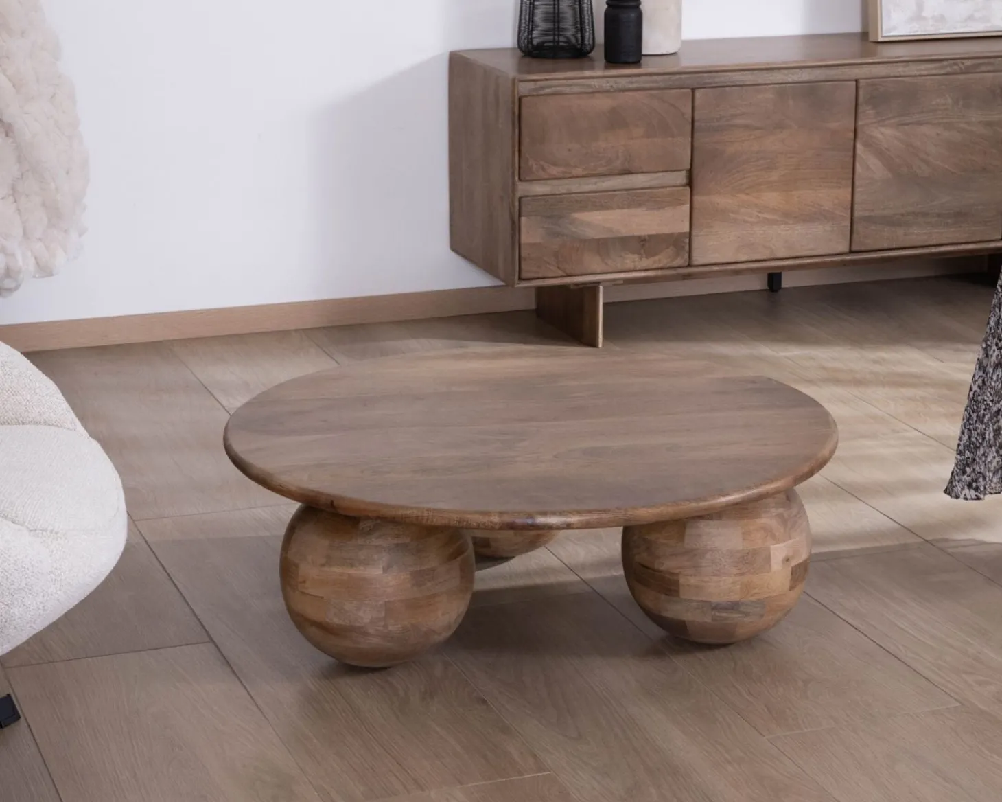Table basse ronde design épuré et organique en manguier massif "Oxyma"