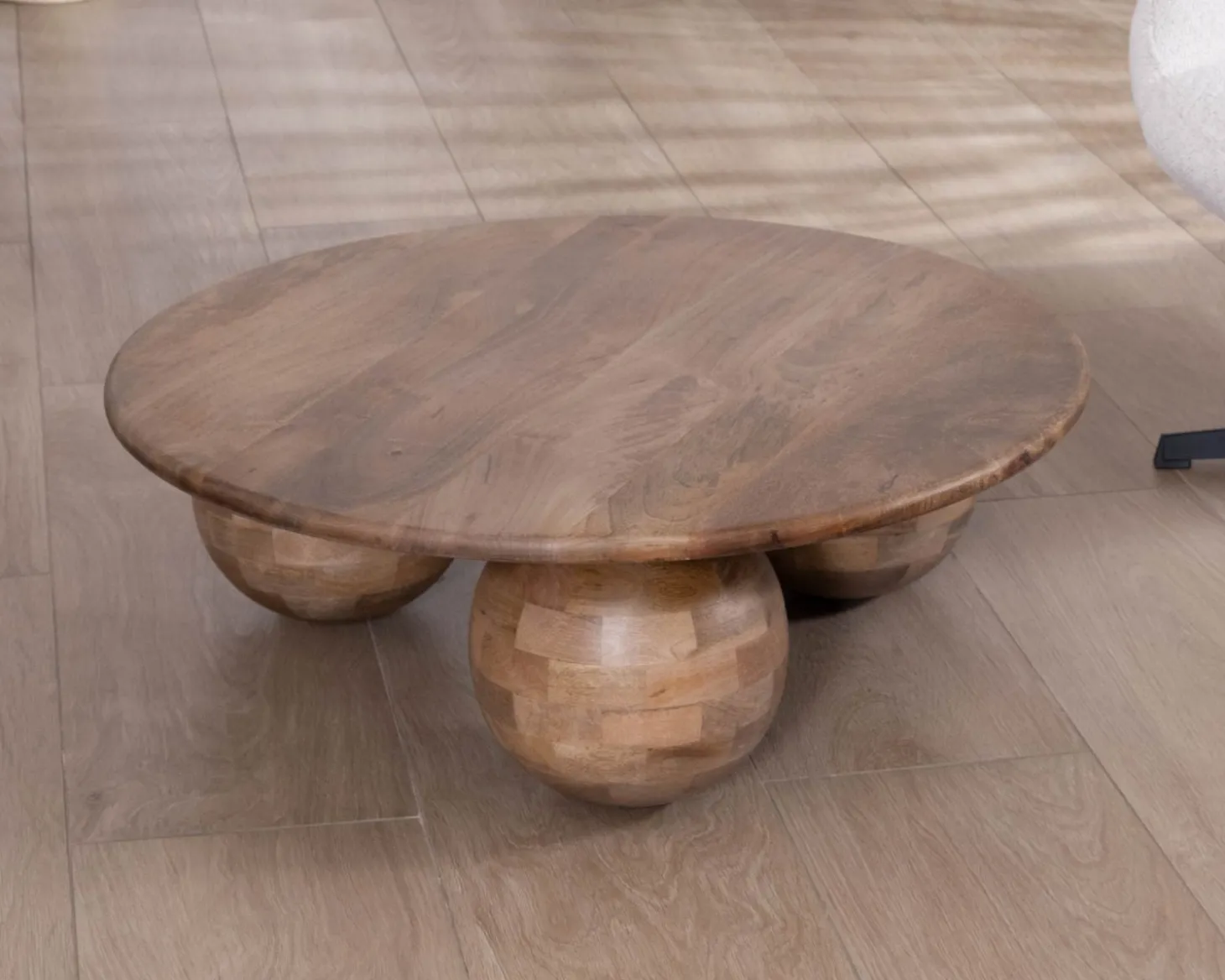 Table basse ronde design épuré et organique en manguier massif "Oxyma"