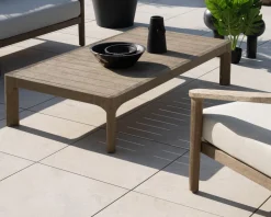 Table basse spécial extérieur design épuré en teck finition naturelle sablée